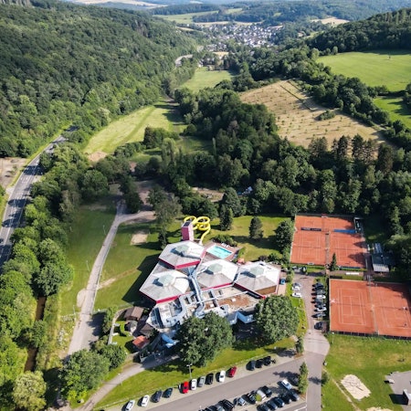 Die Drohnenaufnahme zeigt das Eifelbad in Bad Münstereifel.