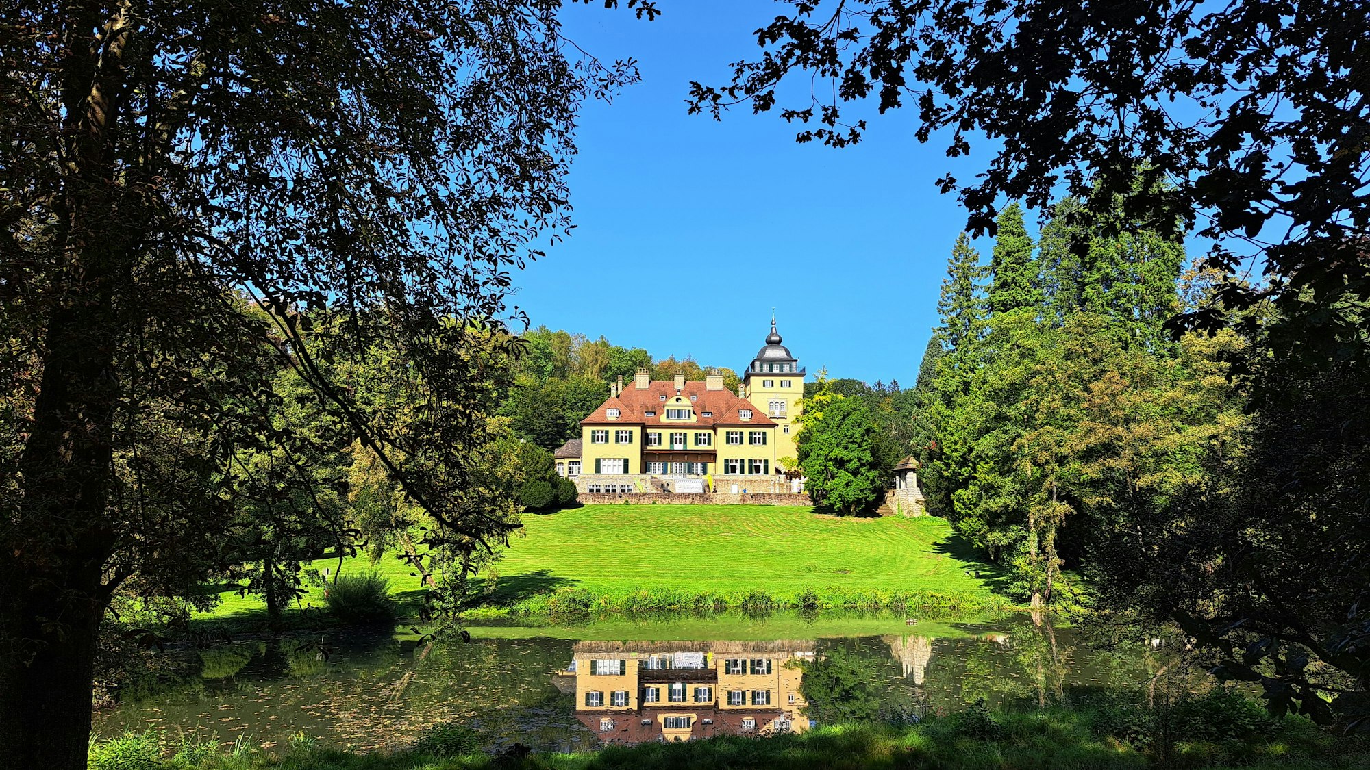 Das Schlosshotel Lerbach in Bergisch Gladbach war Anlaufpunkt beim Bergischen Wandertag.