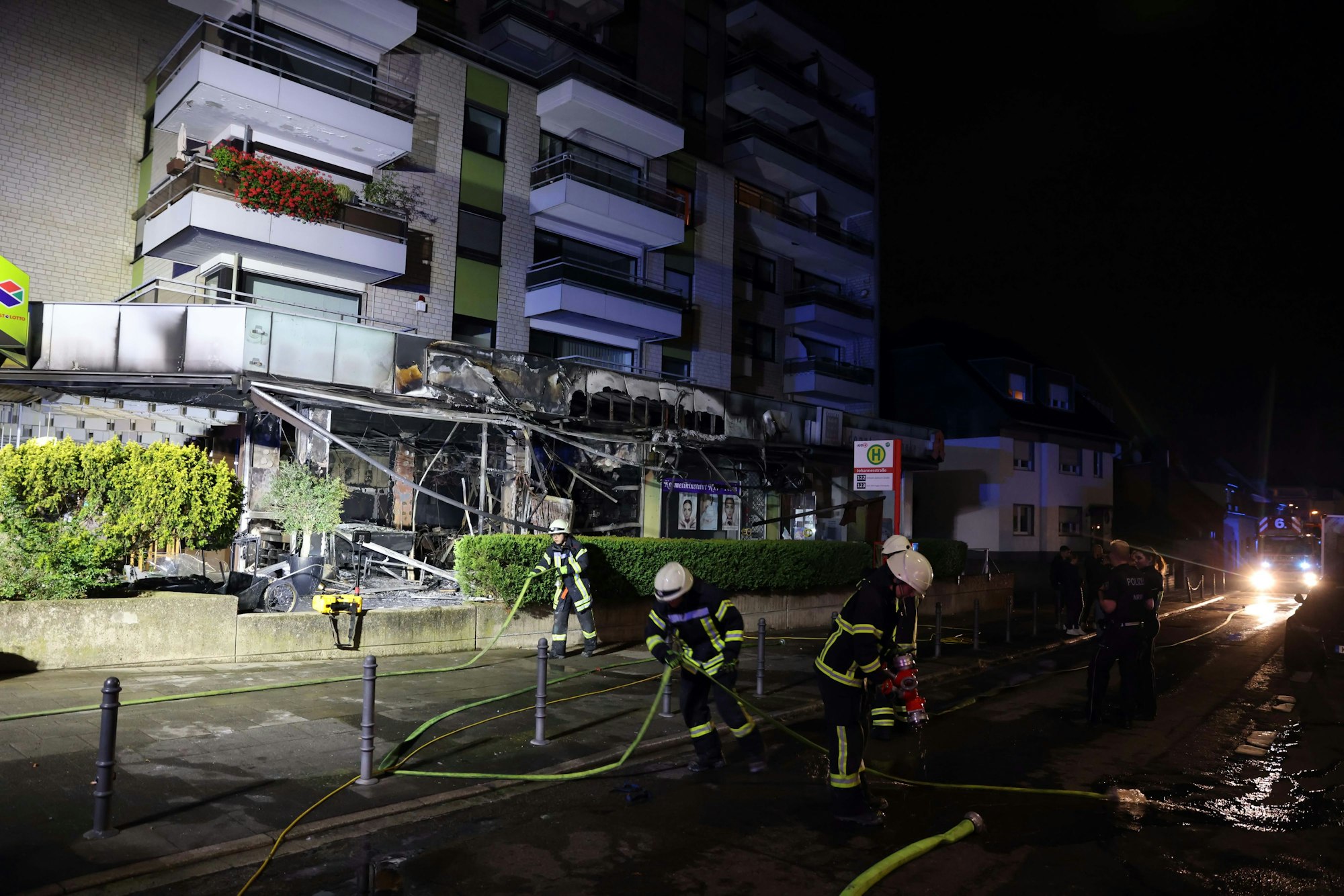 Großeinsatz von Feuerwehr und Polizei nach der Explosion in einem Cafe.