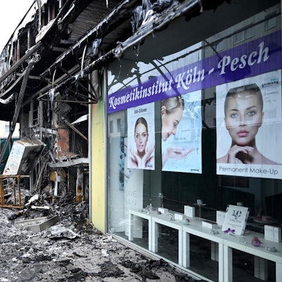 Bei der Explosion wurde ein Café zerstört.