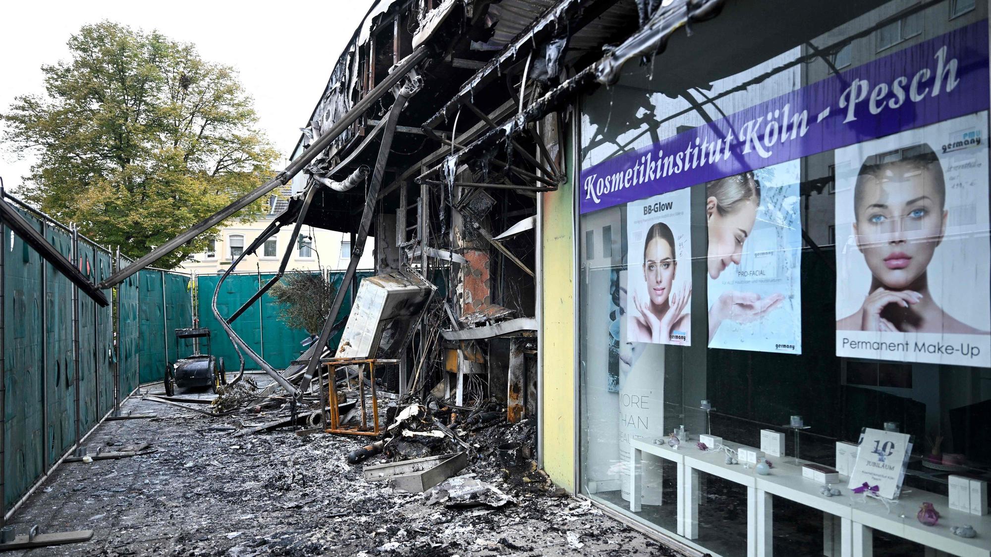 Bei der Explosion wurde ein Café zerstört.