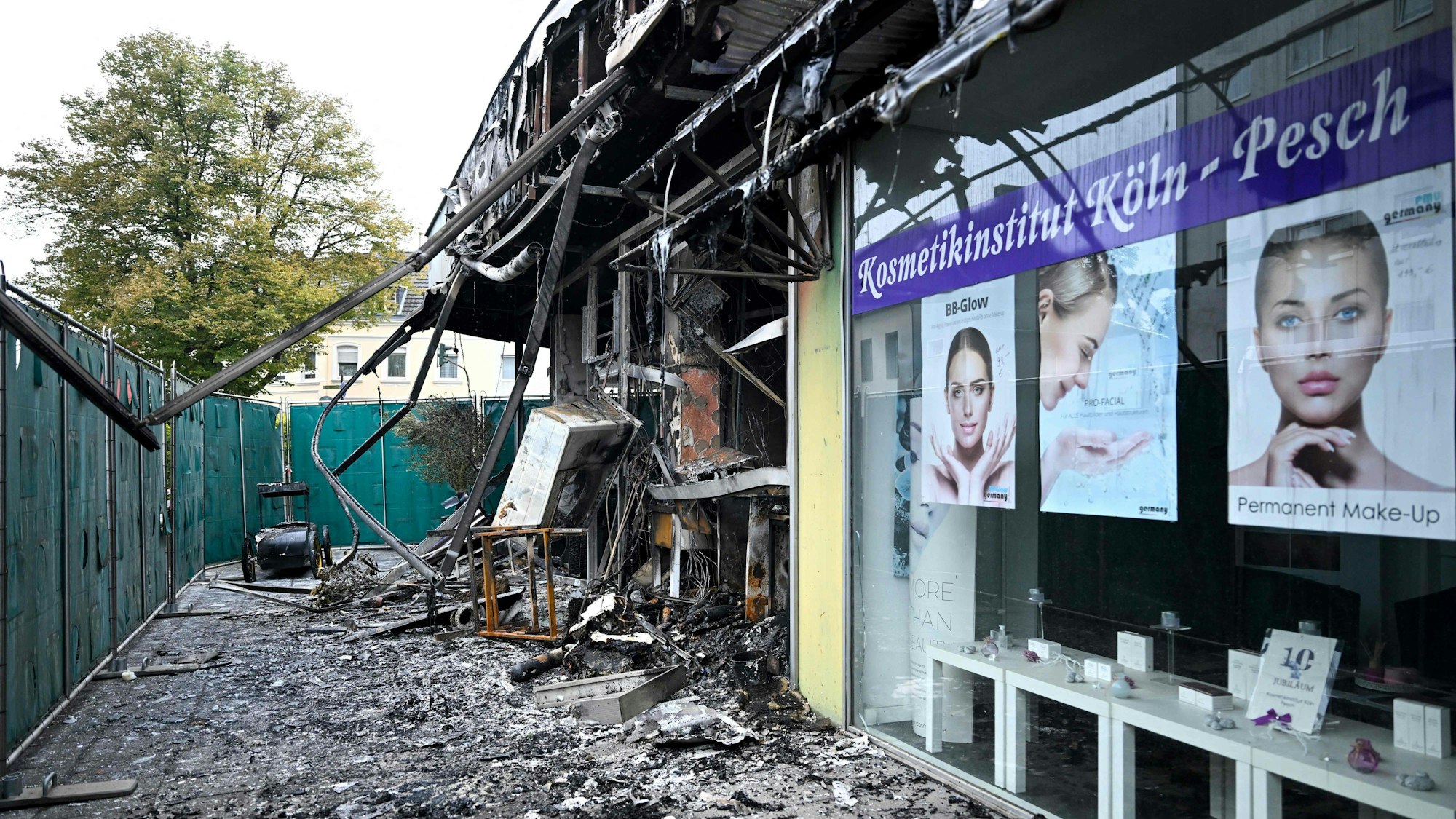 Bei der Explosion wurde ein Café zerstört.