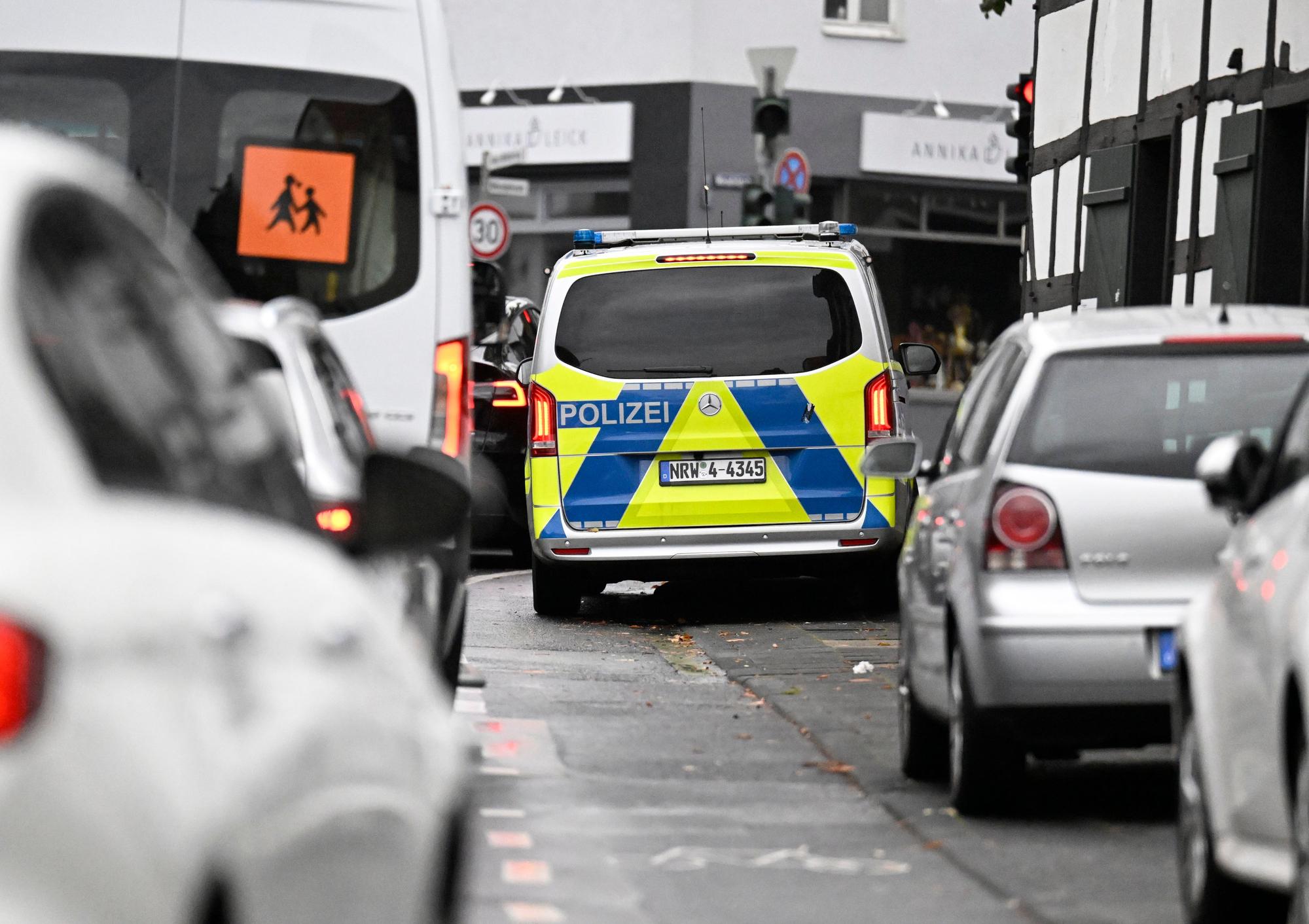 Köln: Ein Polizeiwagen steht nach einem Einsatz auf einer Straße im Stadtteil Alt-Müngersdorf. Nach der jüngsten Explosion eines Cafés im Stadtteil Pesch fahndet die Polizei nach einem mutmaßlichen zweiten Verdächtigen.