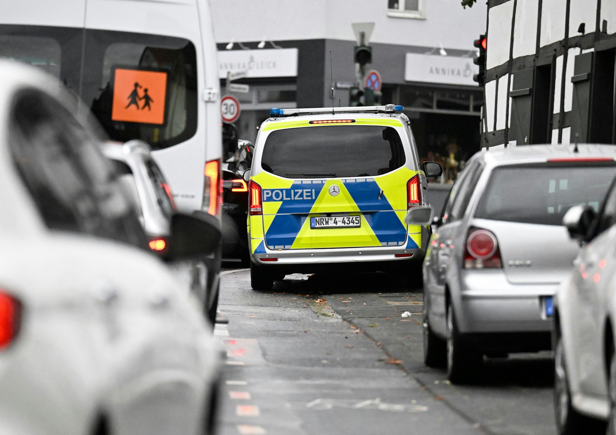 Köln: Ein Polizeiwagen steht nach einem Einsatz auf einer Straße im Stadtteil Alt-Müngersdorf. Nach der jüngsten Explosion eines Cafés im Stadtteil Pesch fahndet die Polizei nach einem mutmaßlichen zweiten Verdächtigen.