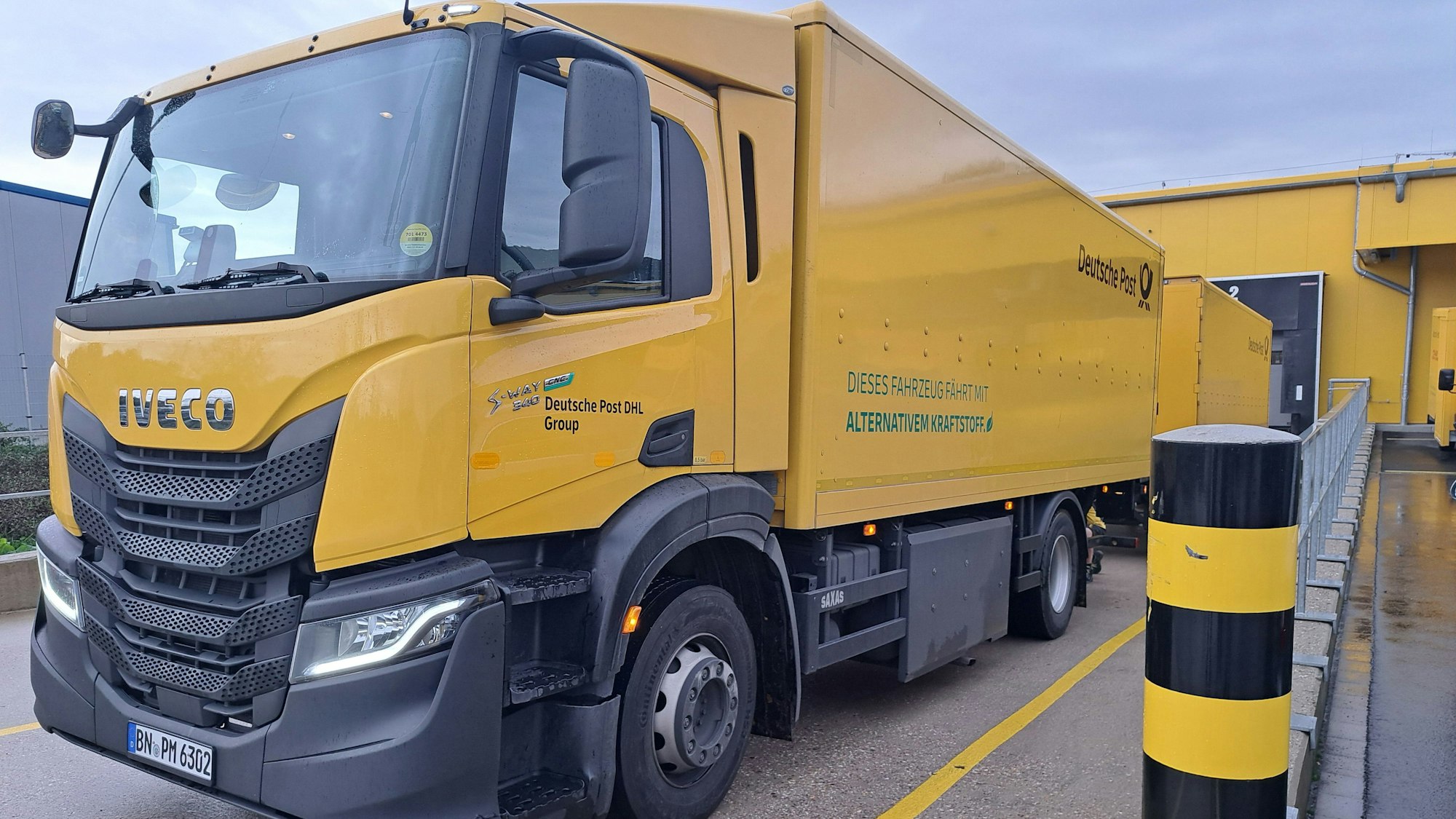 Am Zustellstützpunkt von Deutscher Post und DHL in Eitorf liefert ein Lkw, der mit dem Kraftstoff BioCNG angetrieben wird, Briefe und Pakete an.