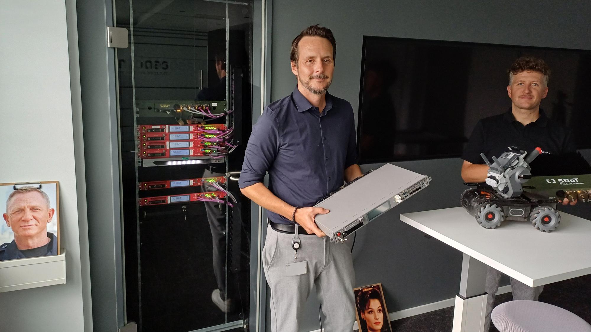 Peter Smalla und Daniel Schnichels mit den neuesten Hardware-Produkten.