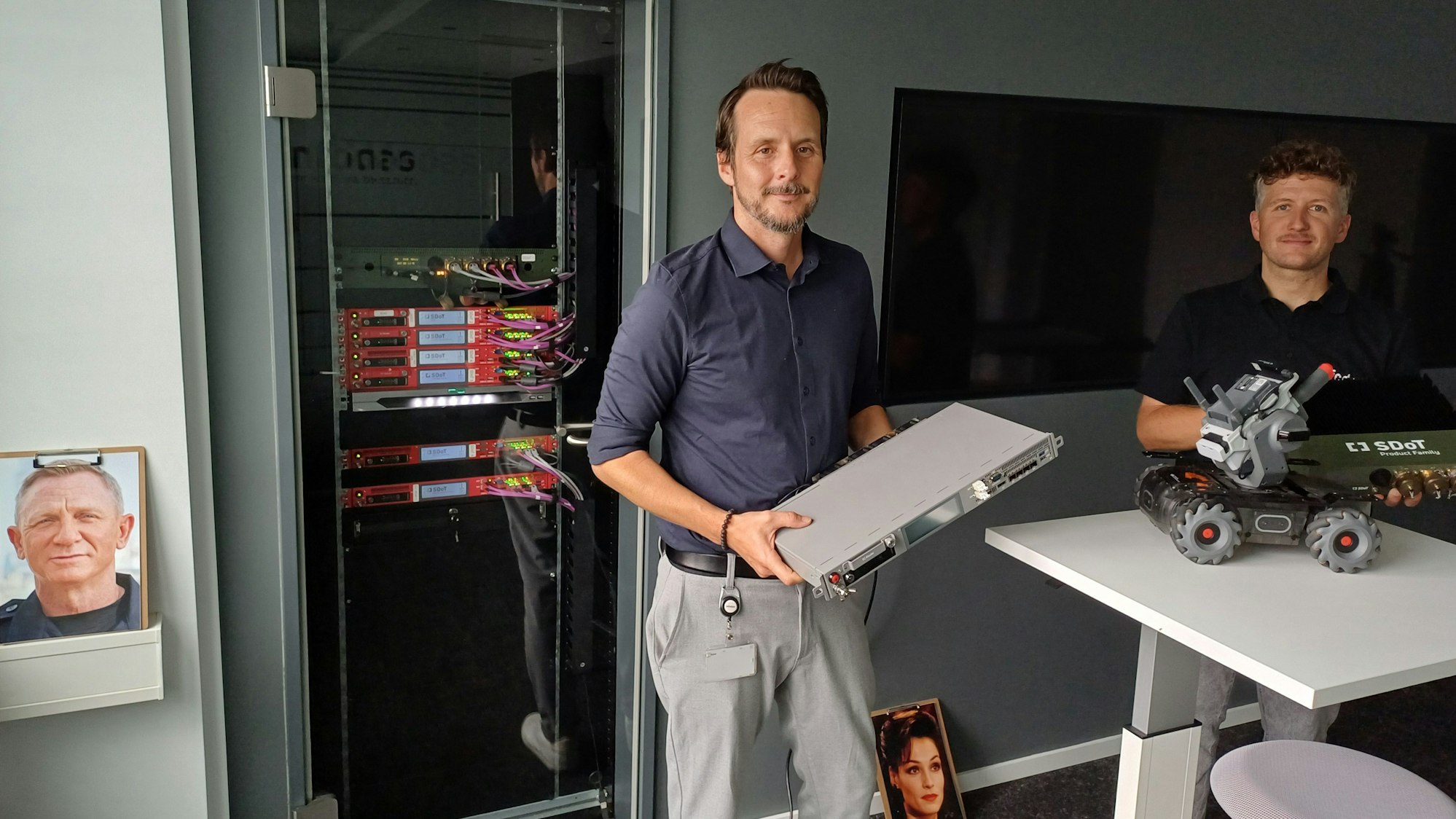 Peter Smalla und Daniel Schnichels mit den neuesten Hardware-Produkten.