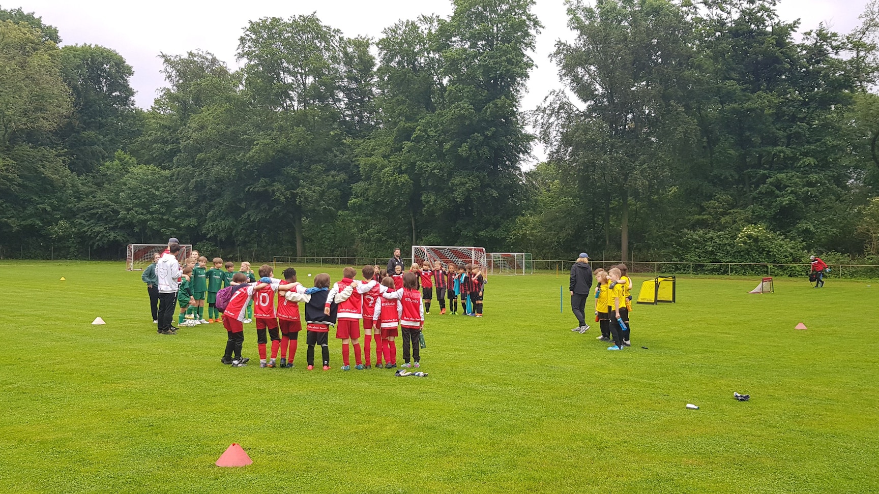 Der Rasenplatz am „Haus am See“ in Lindenthal wird hauptsächlich von „Ballfieber Colonia“ genutzt.