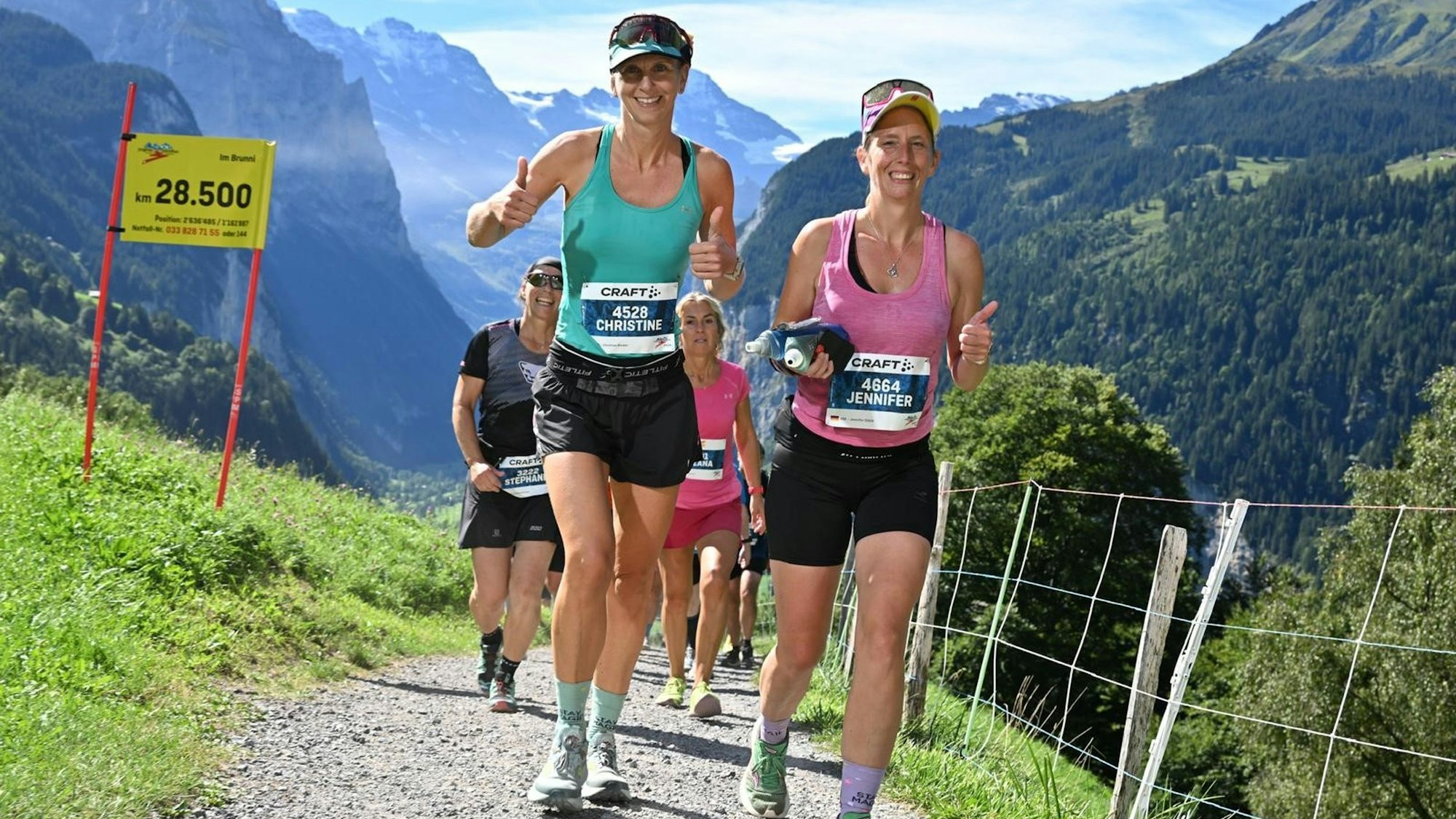 Das Bild zeigt die beiden Läuferinnen, die in die Kamera lächeln.