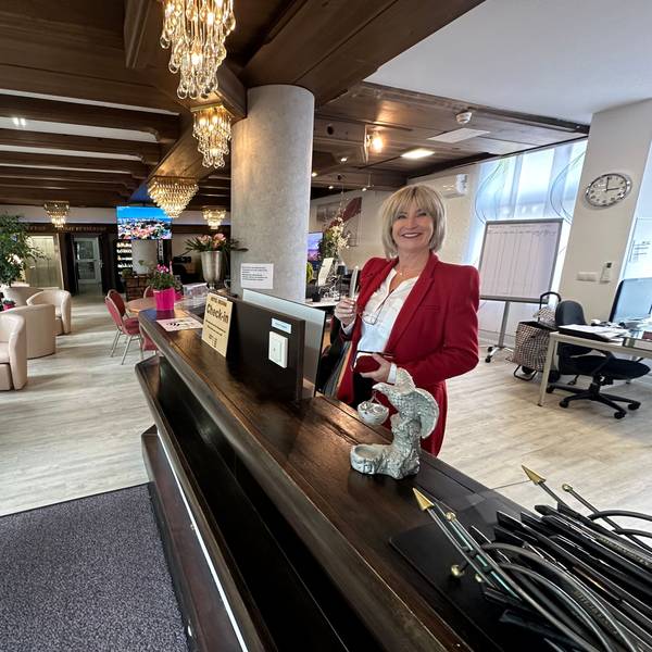 Hotel Regina in Sankt Augustin hat 3. September 2024 wiedereröffnet. Geschäftsführerin Sonja Schneider am Empfang.