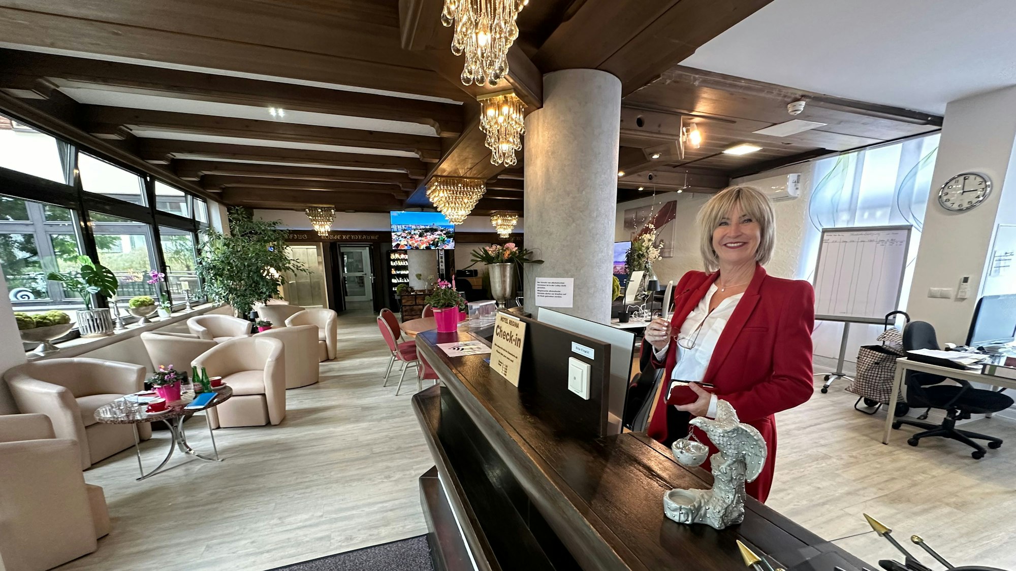 Hotel Regina in Sankt Augustin hat 3. September 2024 wiedereröffnet. Geschäftsführerin Sonja Schneider am Empfang.