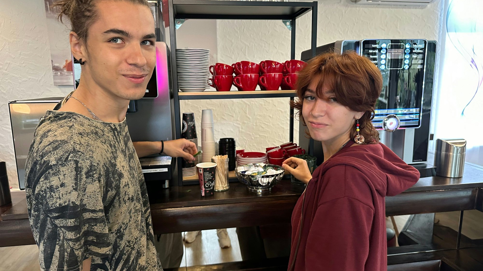 Giuseppe und Madalina studieren an der Hochschule Bonn-Rhein-Sieg. Auf dem Bild stehen sie stehen am Kaffeeautomaten im Foyer des Hotels Regina.