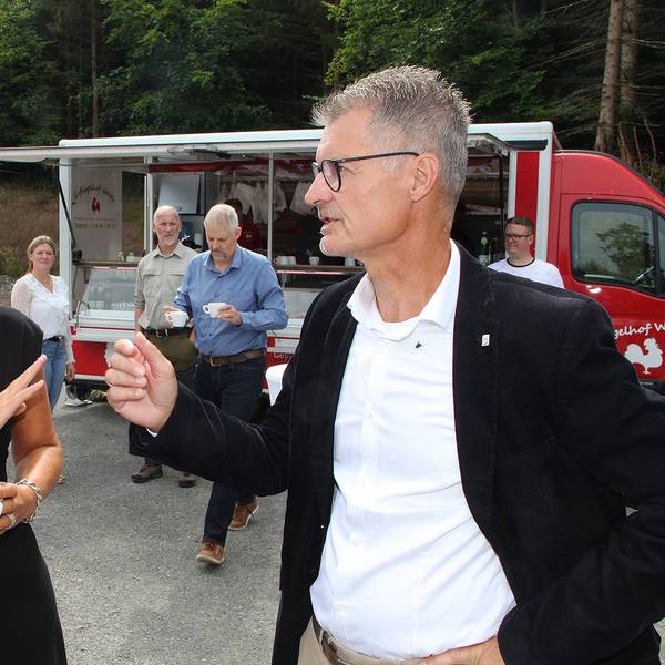Mona Neubaur und Jan Lembach unterhalten sich.