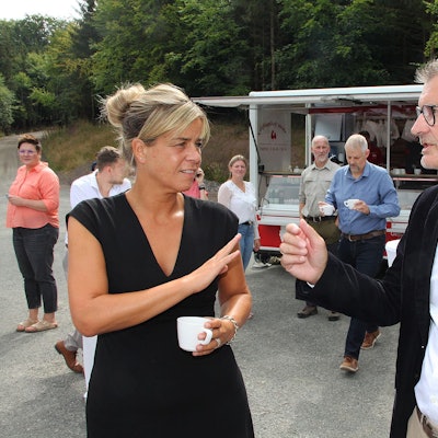 Mona Neubaur und Jan Lembach unterhalten sich.