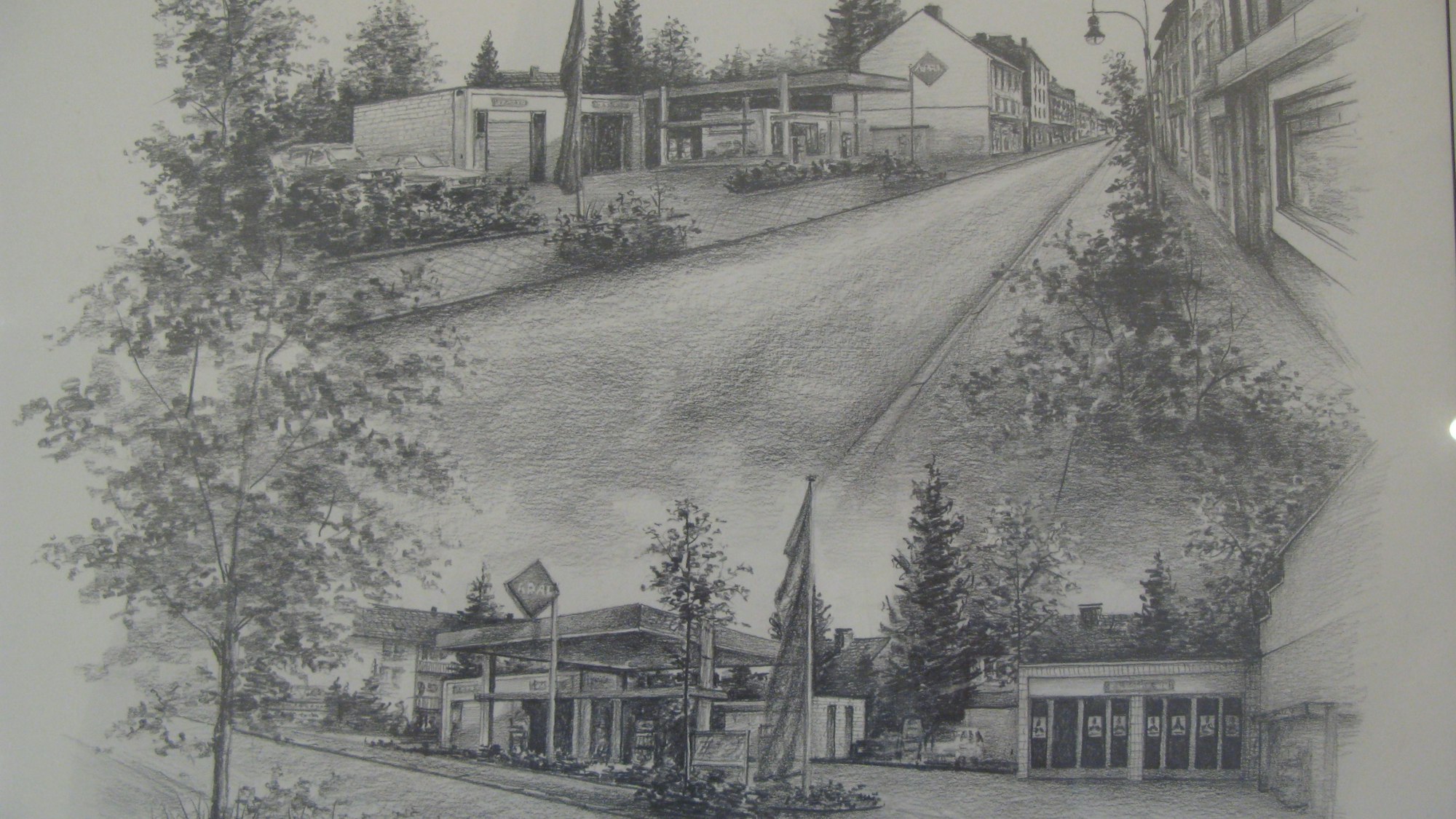 Eine Bleistiftzeichnung, die eine Tankstelle mit Werkstatt an einer Straße aus zwei Perspektiven zeigt.