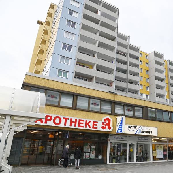 Das Bild zeigt ein Mehrfamilienwohnhaus in der Flach-Fengler-Straße.