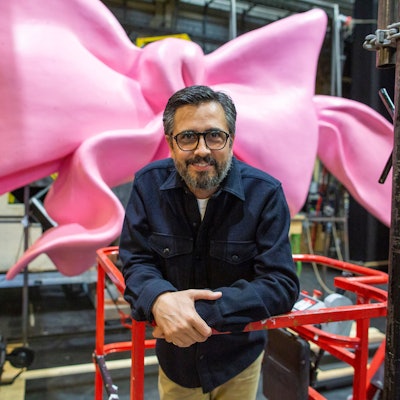 Das Schleifchen zur Wiedereröffnung ziert nur die Bühne im Stück „Grmpf“. Rafael Sanchez hat bei der Revue zum Baustellen-Debakel Regie geführt.