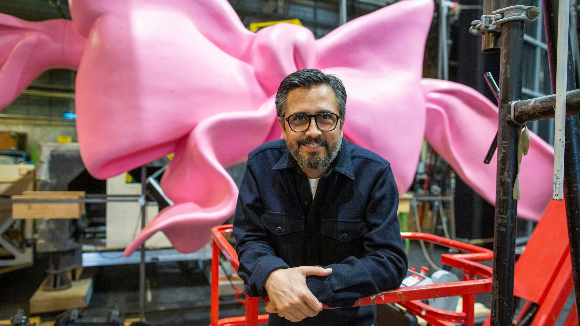 Das Schleifchen zur Wiedereröffnung ziert nur die Bühne im Stück „Grmpf“. Rafael Sanchez hat bei der Revue zum Baustellen-Debakel Regie geführt.