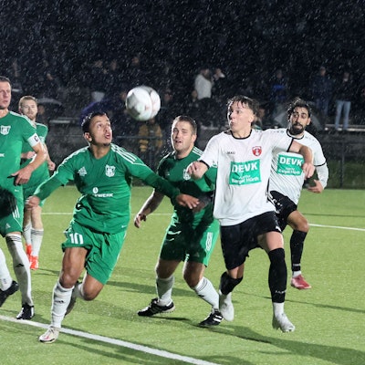 Das Bild zeigt zwei Fußballer im Zweikampf.