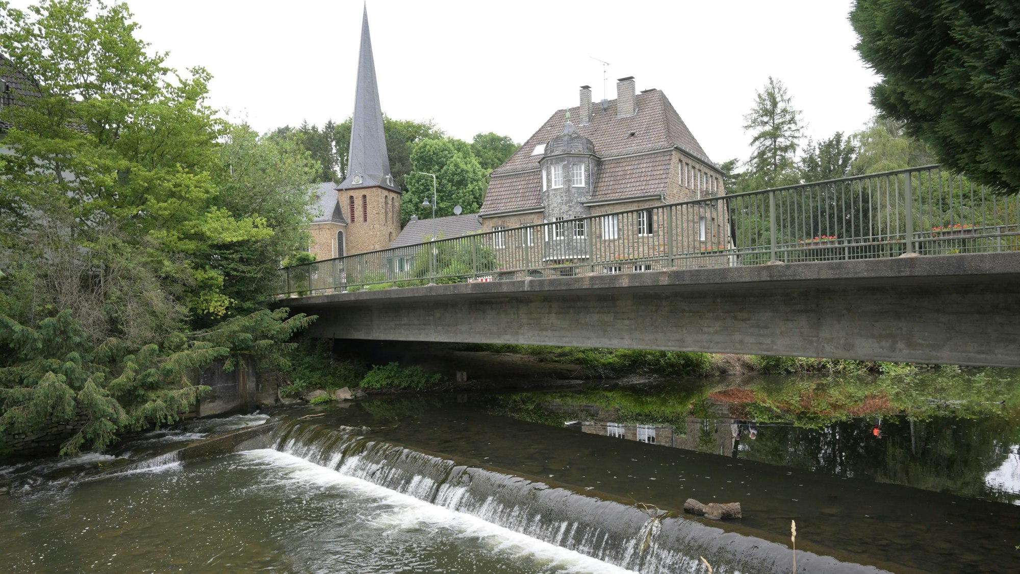 In Rösrath-Hoffnungsthal führt eine Brücke über den Fluss Sülz.