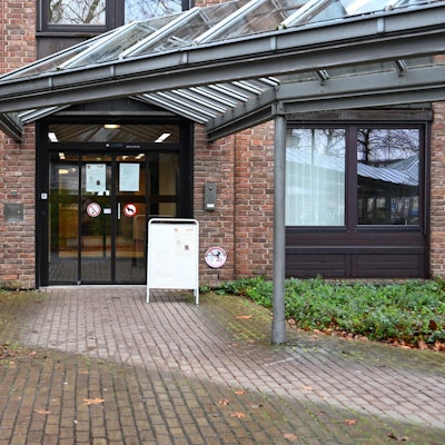 Das Foto zeigt den Eingang zum Kerpener Rathaus.