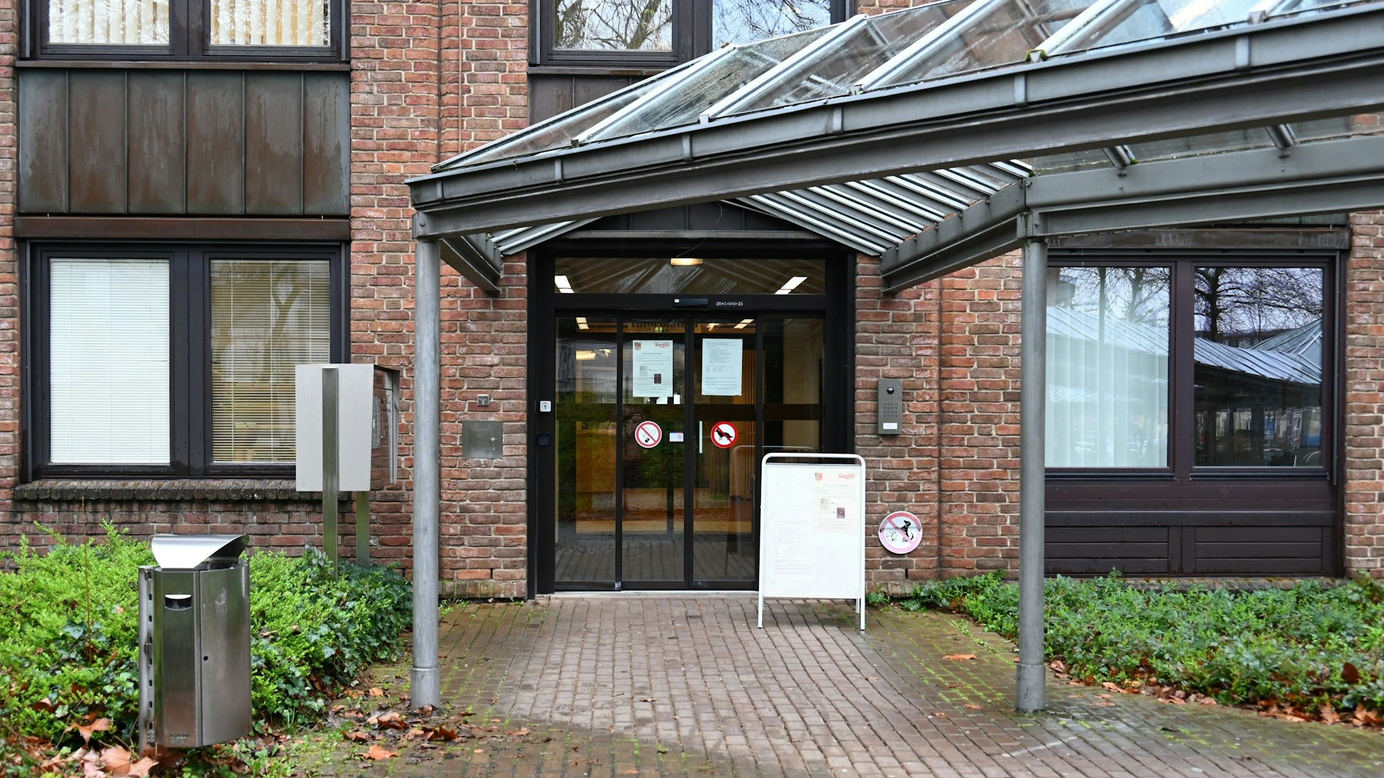 Das Foto zeigt den Eingang zum Kerpener Rathaus.