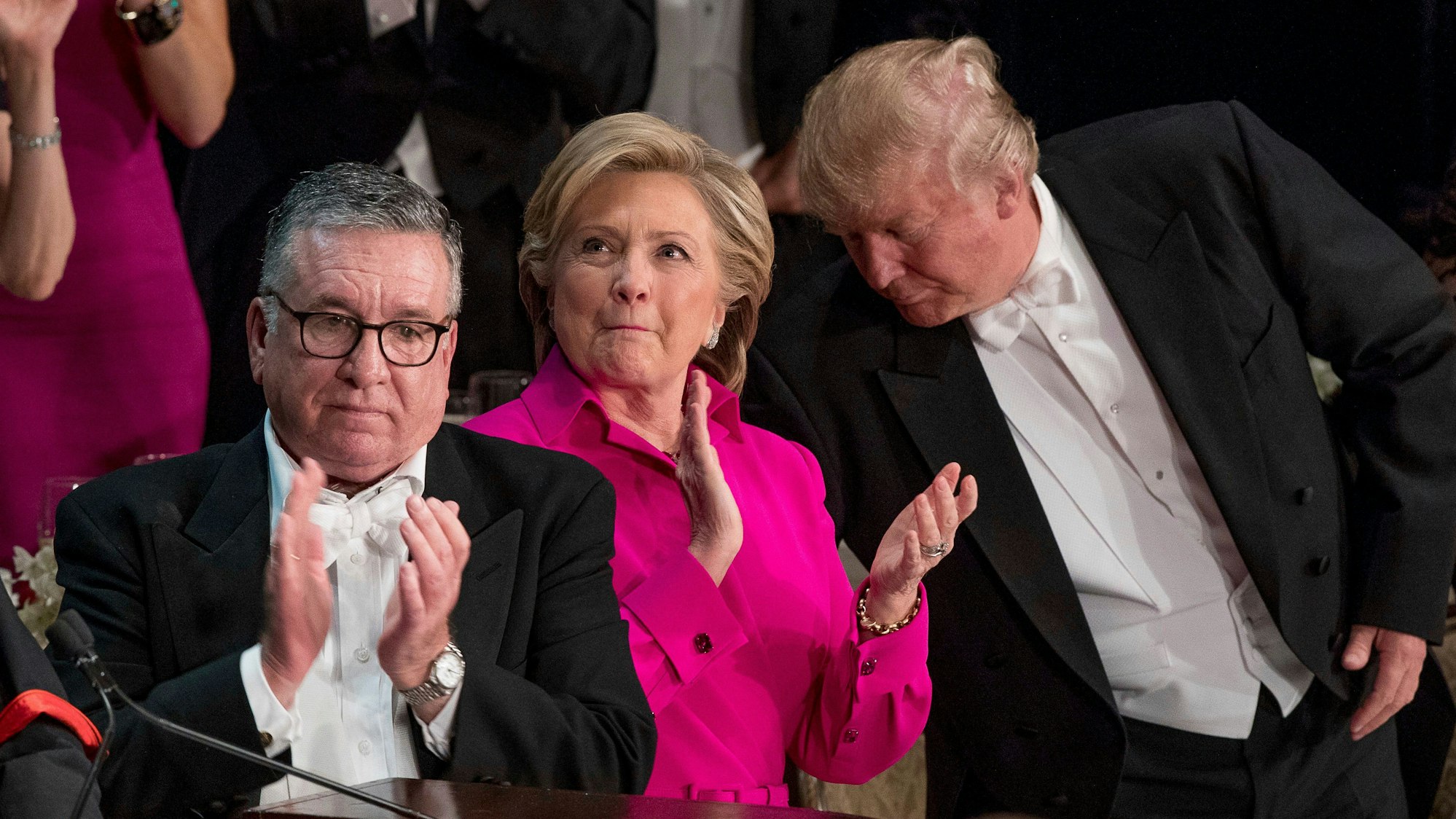 Beim damaligen Dinner 2016, hat Donald Trump (r) Hillary Clinton (m) frontal attackiert. Laut Experten habe Harris Anlass, besorgt zu sein, dass sich so etwas wiederholen könne. (Archivbild)