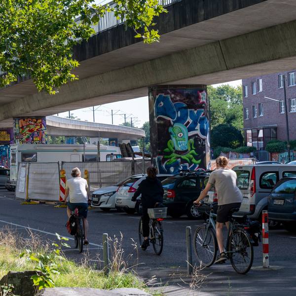 Die Hochbahn in Nippes zwischen Niehler Kirchweg und Neusser Straße.