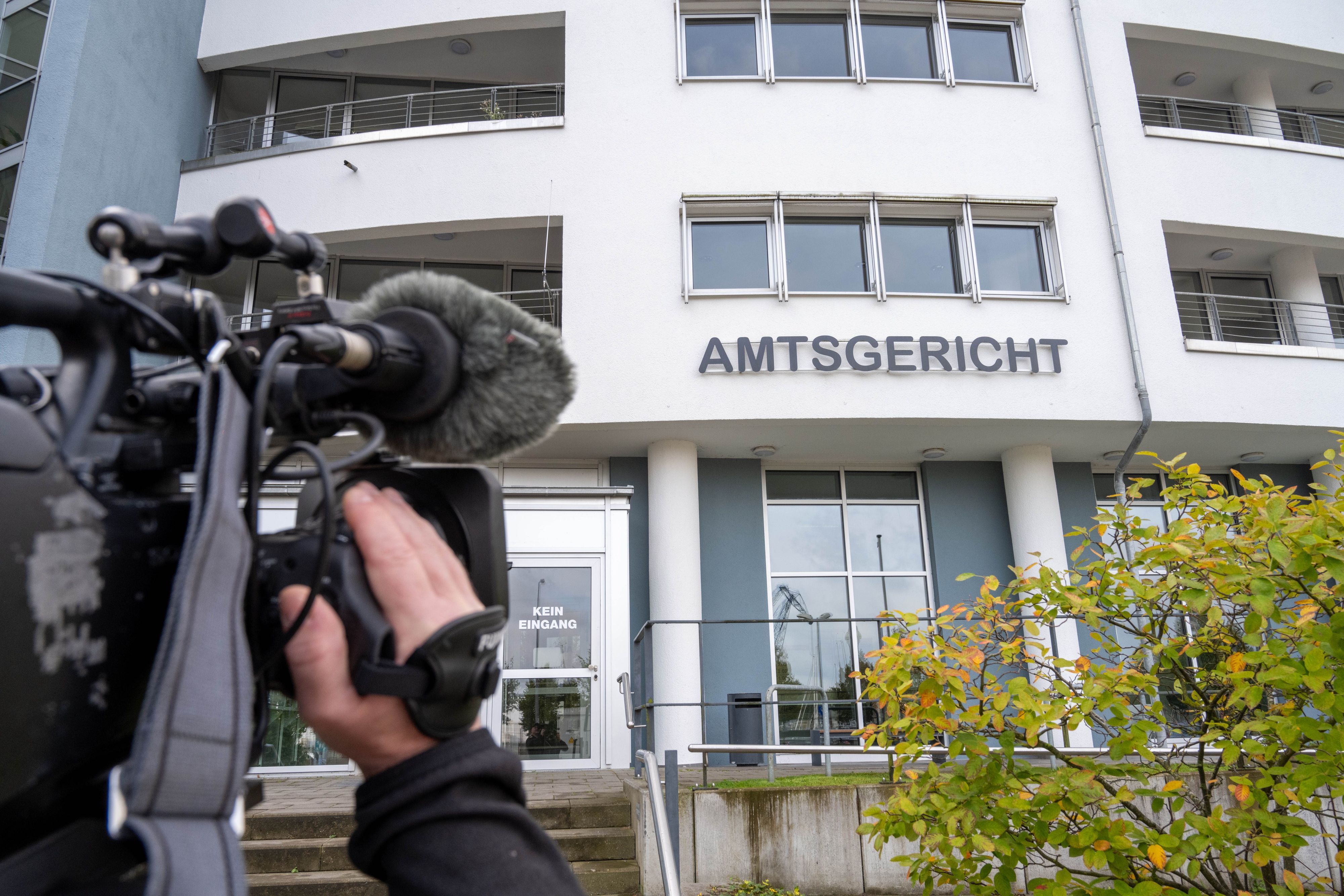 Ein Kameramann filmt das Amtsgericht Rostock.