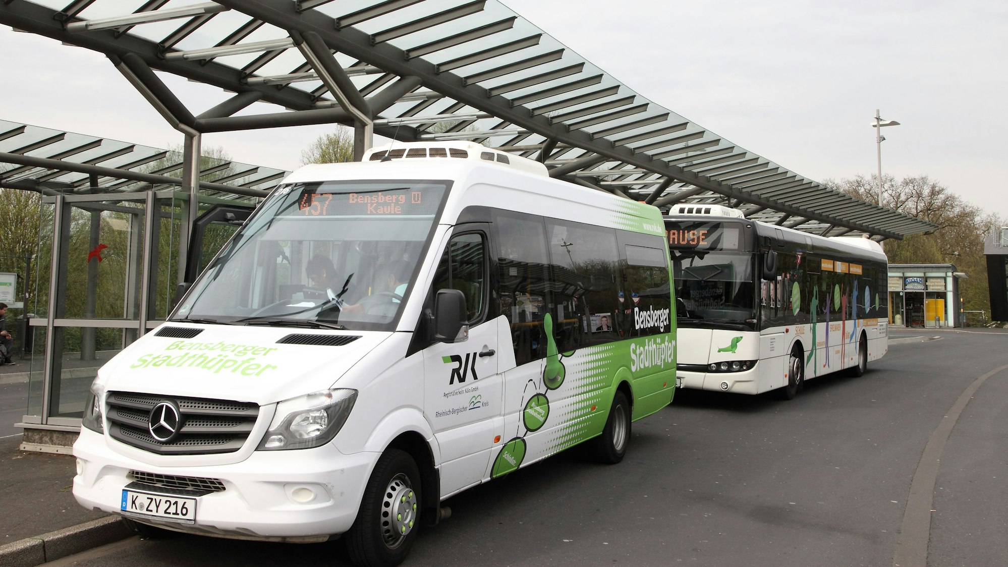 Der Bensberger Stadthüpfer steht an der Bushaltstelle Verkehrsbauwerk in Bensberg.