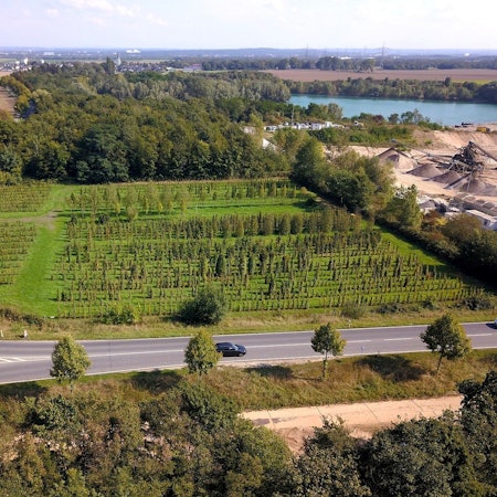 Ein Grundstück, Straßen, im Hintergrund ein See.