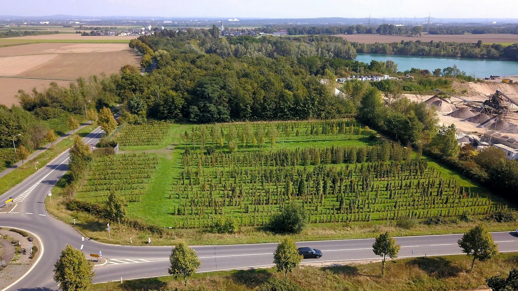 Ein Grundstück, Straßen, im Hintergrund ein See.