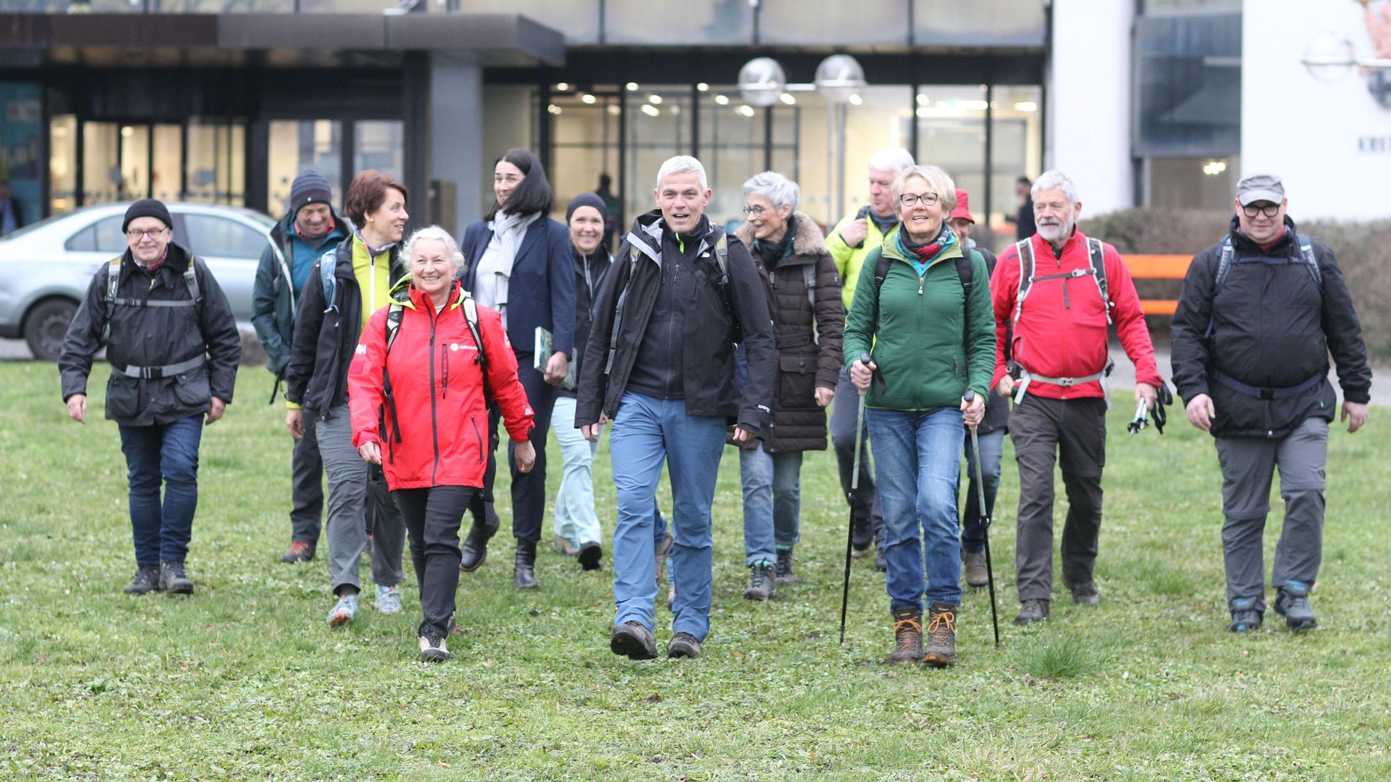 Eine Gruppe von Menschen in Wanderkleidung.