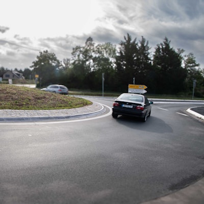Das Bild zeigt den neuen Kreisverkehr an der Westspange. Drei Autos befinden sich darin – keines biegt auf die K1n ab.