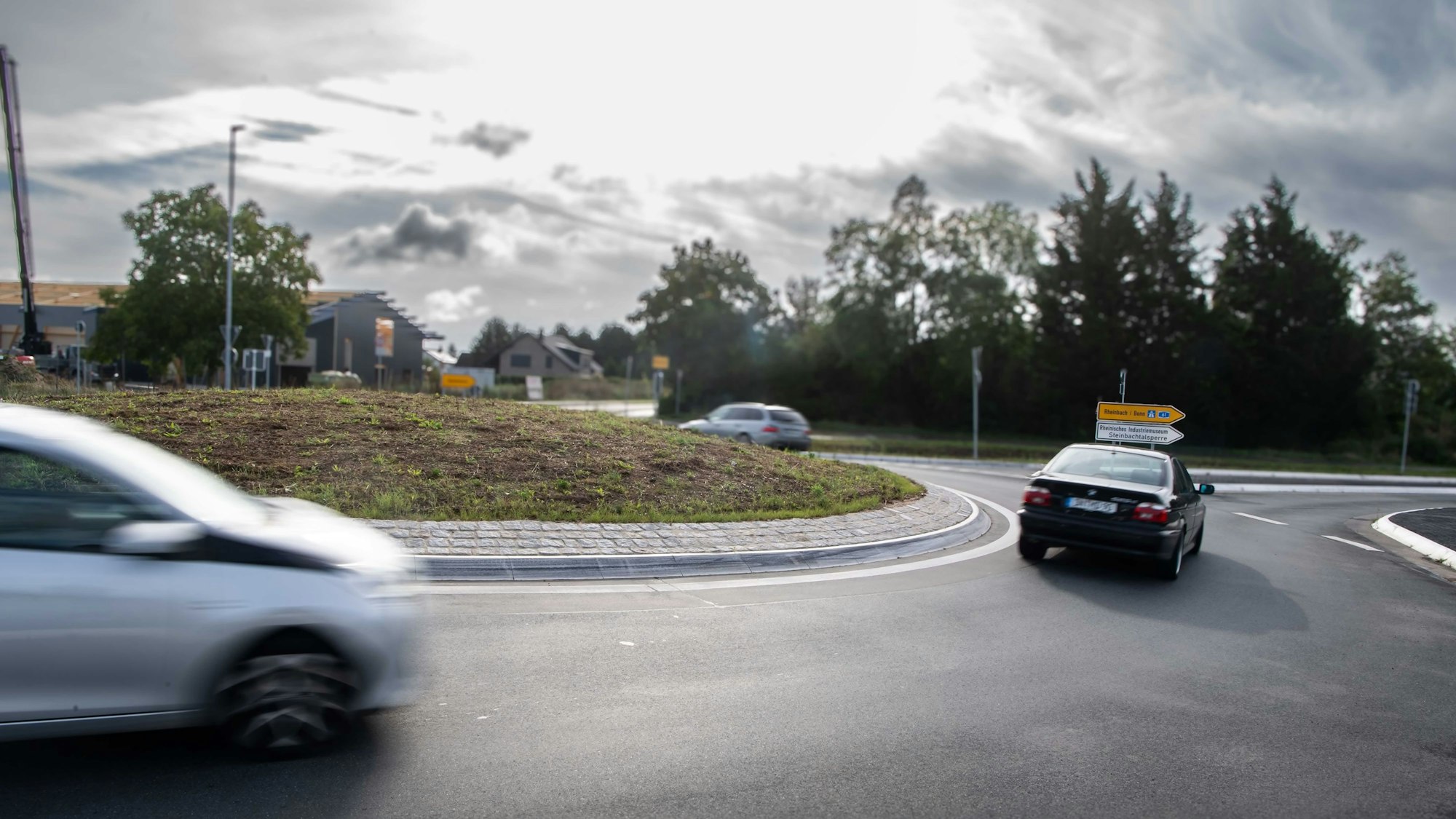 Das Bild zeigt den neuen Kreisverkehr an der Westspange. Drei Autos befinden sich darin – keines biegt auf die K1n ab.
