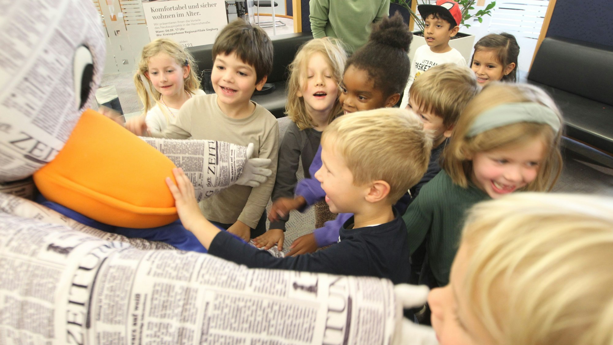 Paula Print schaut in der Kreissparkasse Köln in der Siegburger Filiale vorbei.