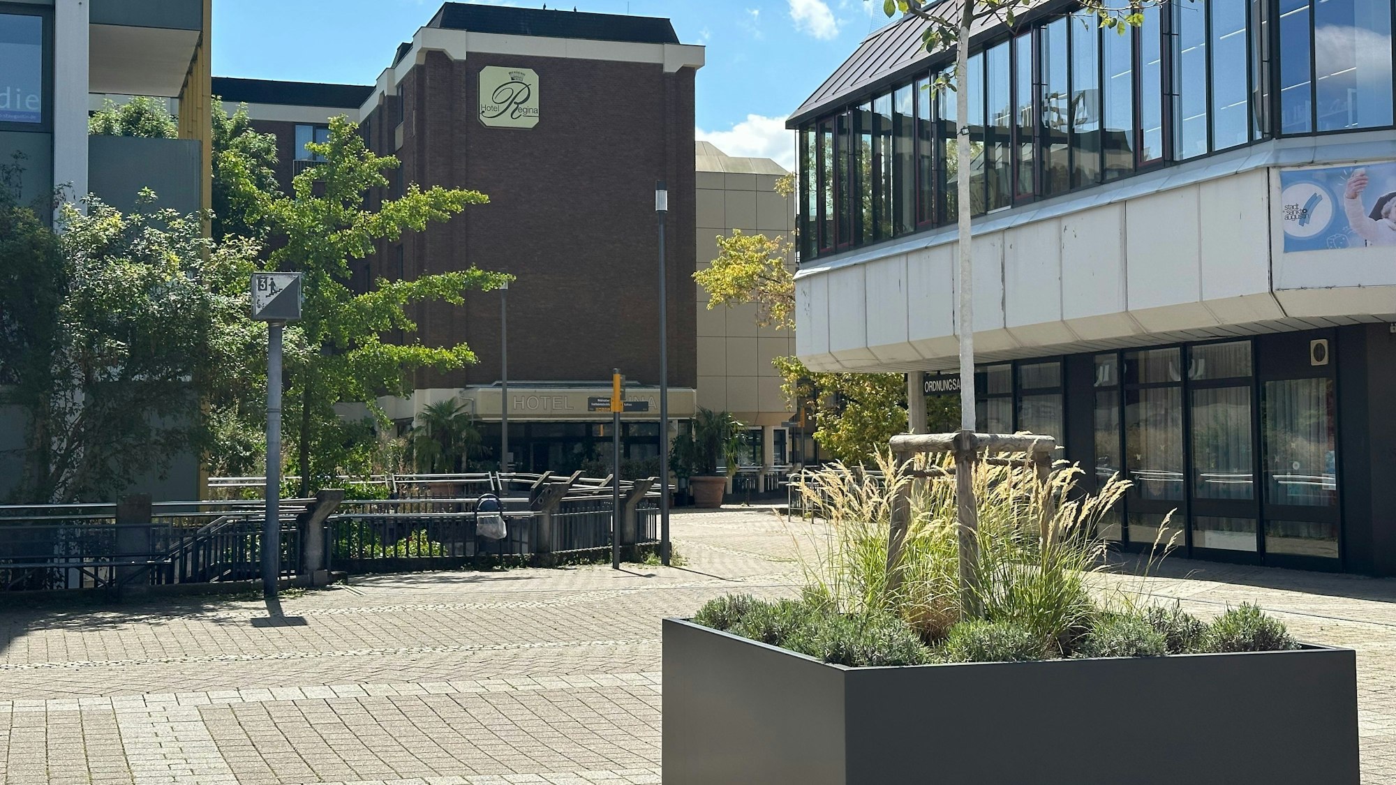 Blick auf das Hotel Regina, der Vorplatz ist menschenleer. Das soll sich bald ändern.