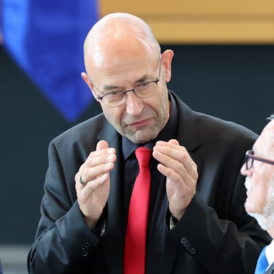 Landtagsdirektor Jörg Hopfe (l) spricht zu Jürgen Treutler (AfD) während der konstituierenden Sitzung im Thüringer Landtag..