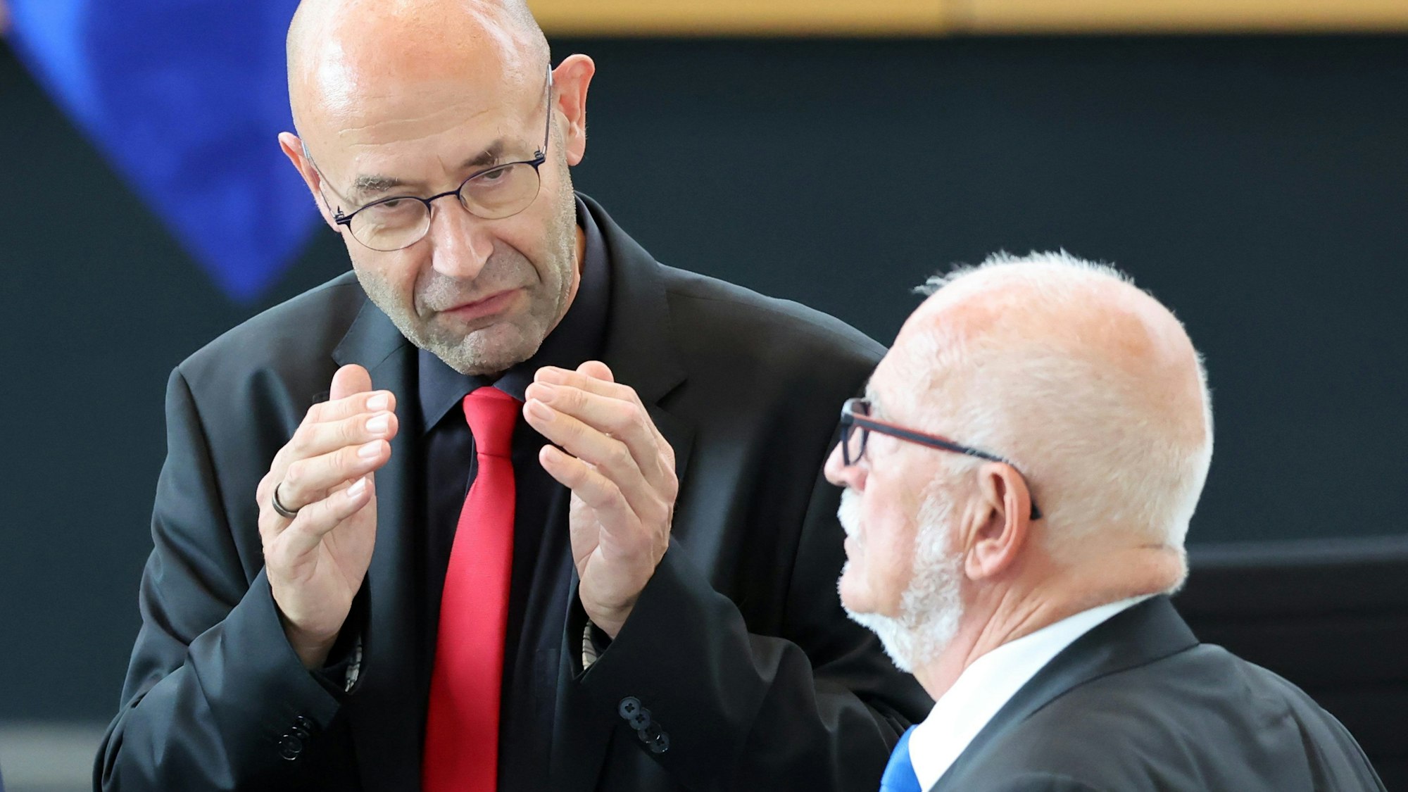 Landtagsdirektor Jörg Hopfe (l) spricht zu Jürgen Treutler (AfD) während der konstituierenden Sitzung im Thüringer Landtag..