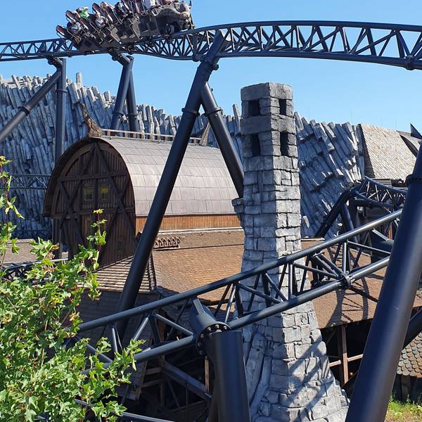 Auf dem Foto ist die Achterbahn „Taron“ im Phantasialand zu sehen.