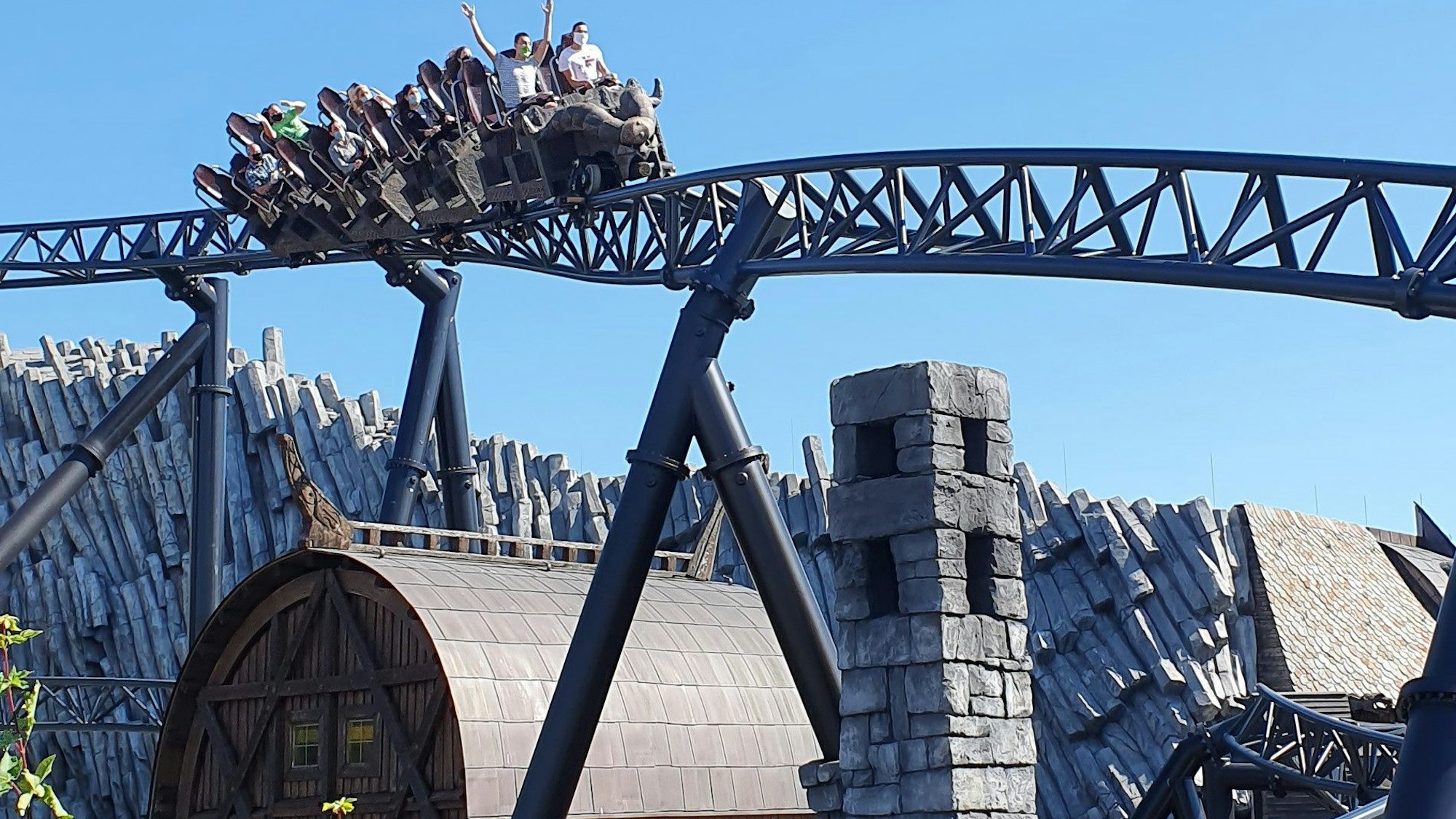 Auf dem Foto ist die Achterbahn „Taron“ im Phantasialand zu sehen.