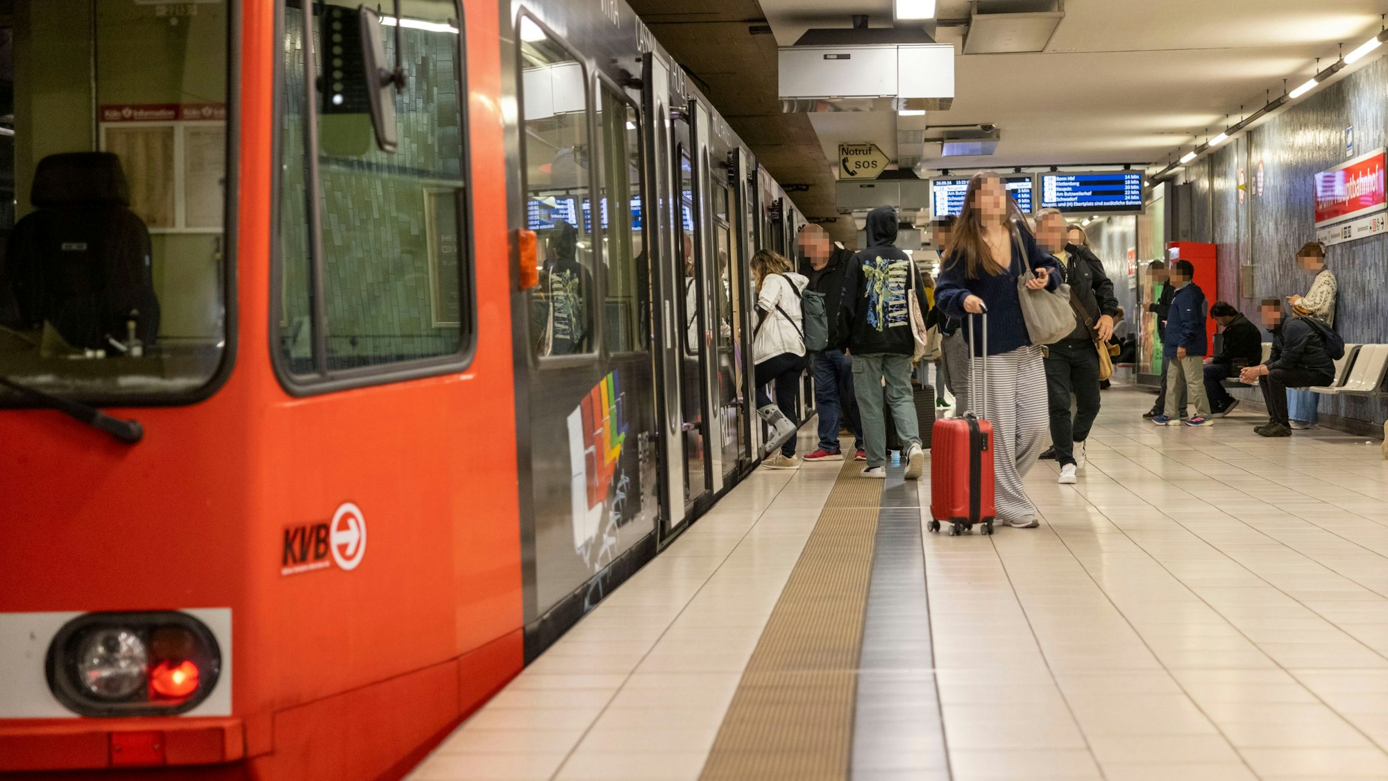 Eine Stadtbahn der KVB steht in einer U-Bahn-Station.