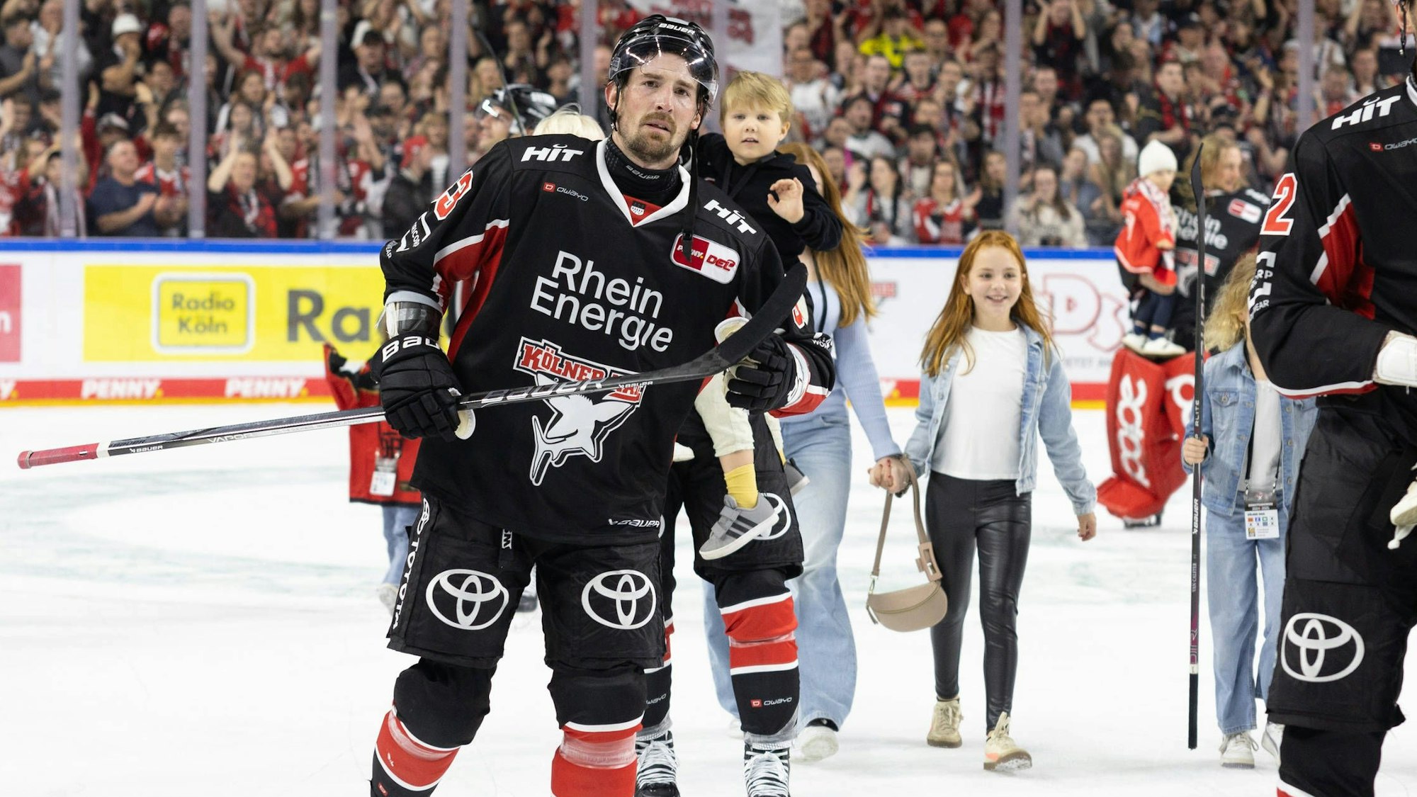 Adam Almquist dreht nach dem 3:1-Heimsieg gegen Adler Mannheim eine Ehrenrunde mit den Kölner Haien.