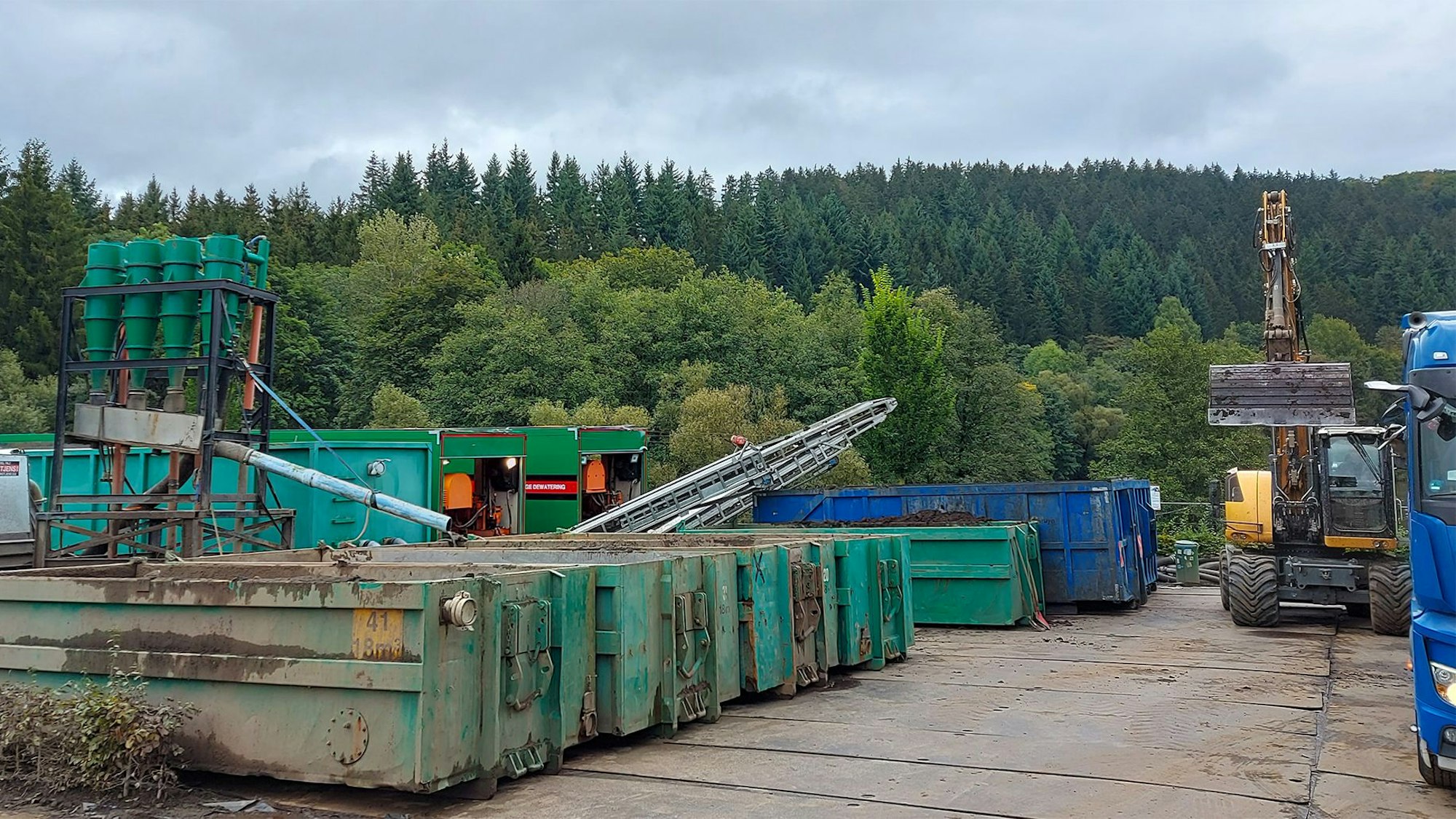 Zahlreiche grüne Container und Geräte bilden eine kleine Pop-up-Fabrik.