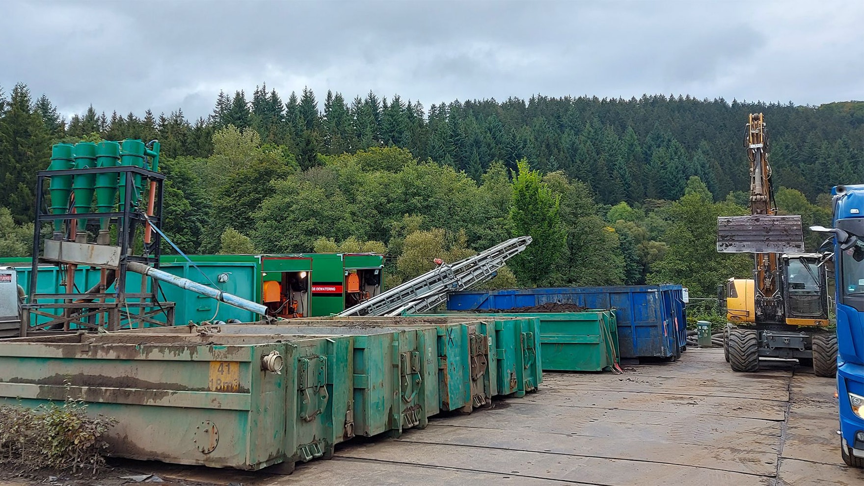 Zahlreiche grüne Container und Geräte bilden eine kleine Pop-up-Fabrik.