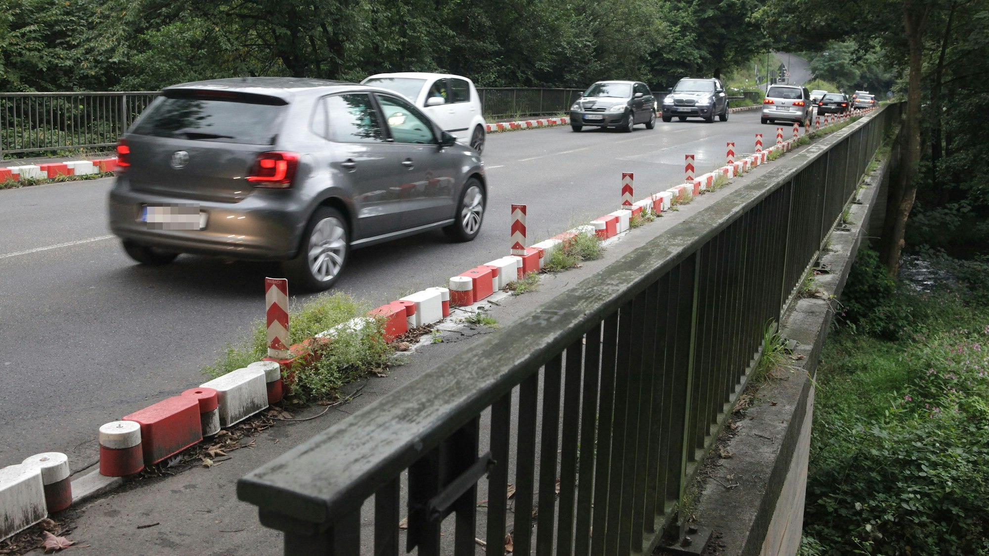Auf der Rösrather Sülztalbrücke zwischen Pannhof und Menzlingen dürfen Autos wegen Brückenschäden nur 30 km/h fahren.