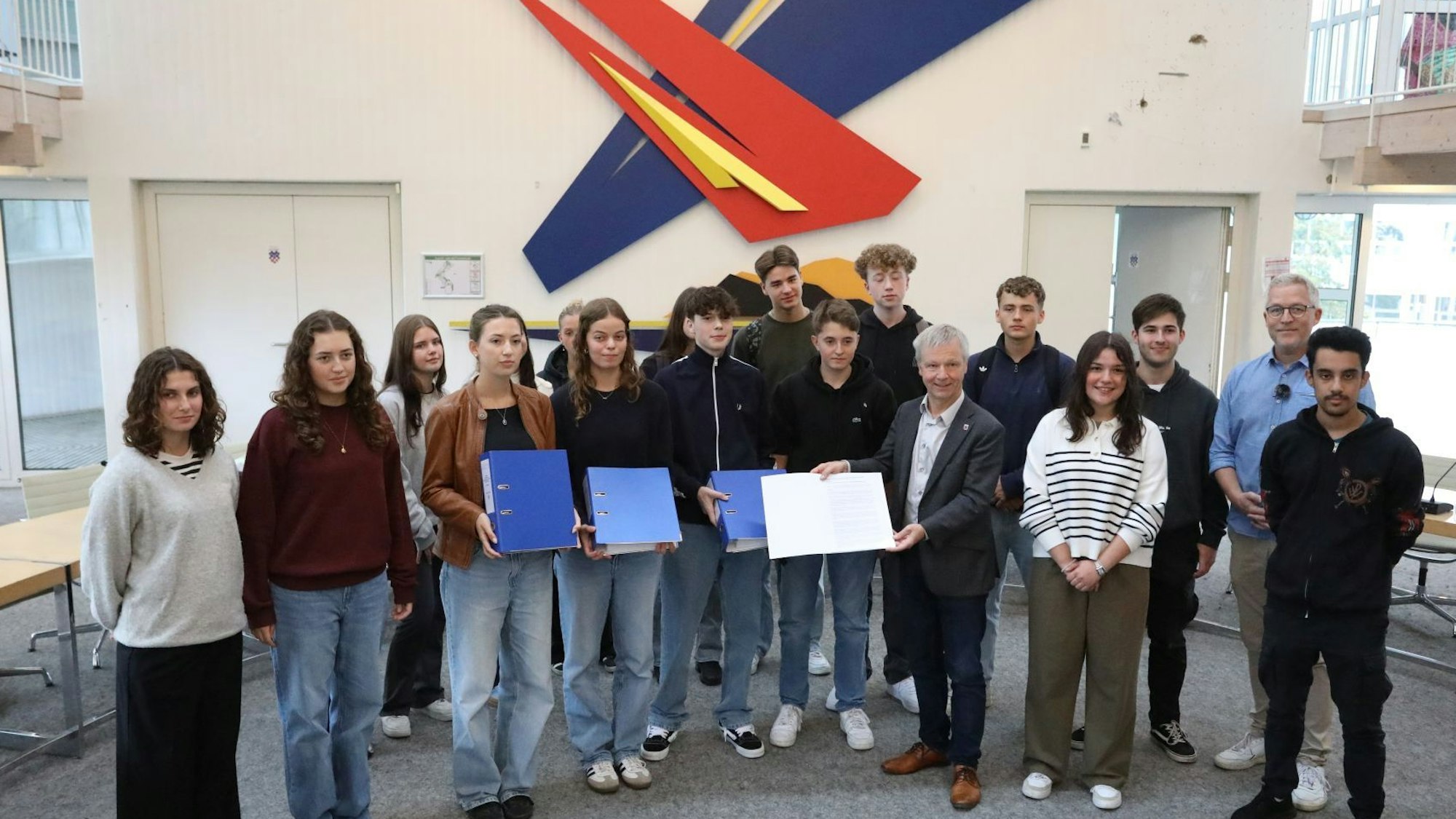 Eine Gruppe von Schülern mit Bürgermeister Otto Neuhoff im Ratssaal.