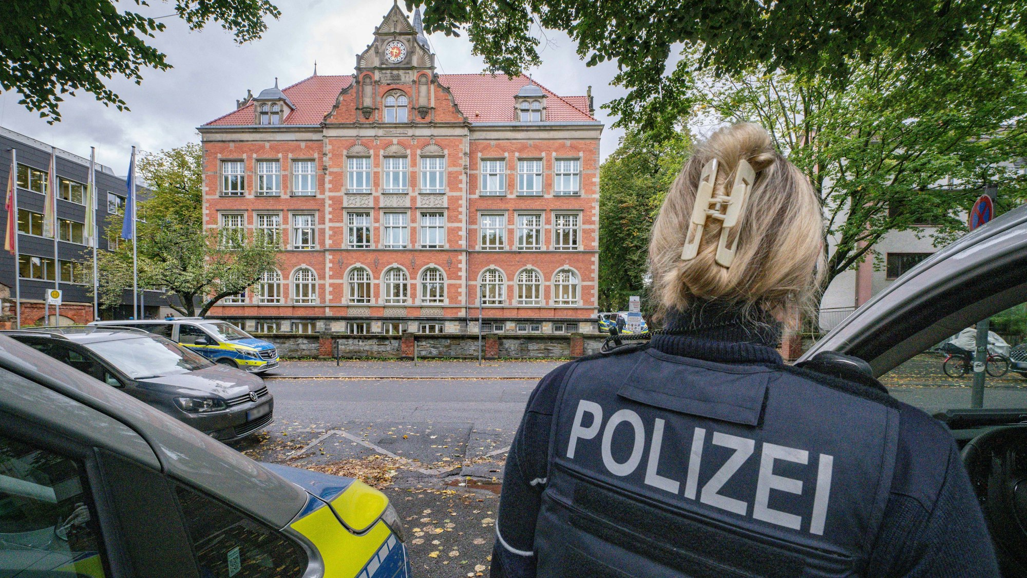 Polizisten vor einer Gesamtschule.
