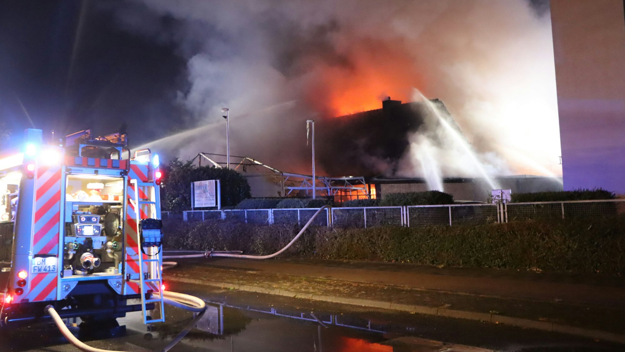 Die Gärtnerei mitsamt dem auf dem Grundstück stehenden Wohnhauses brannte komplett nieder. Das nahestehende Mehrfamilienhaus musste vorsichtshalber evakuiert werden.