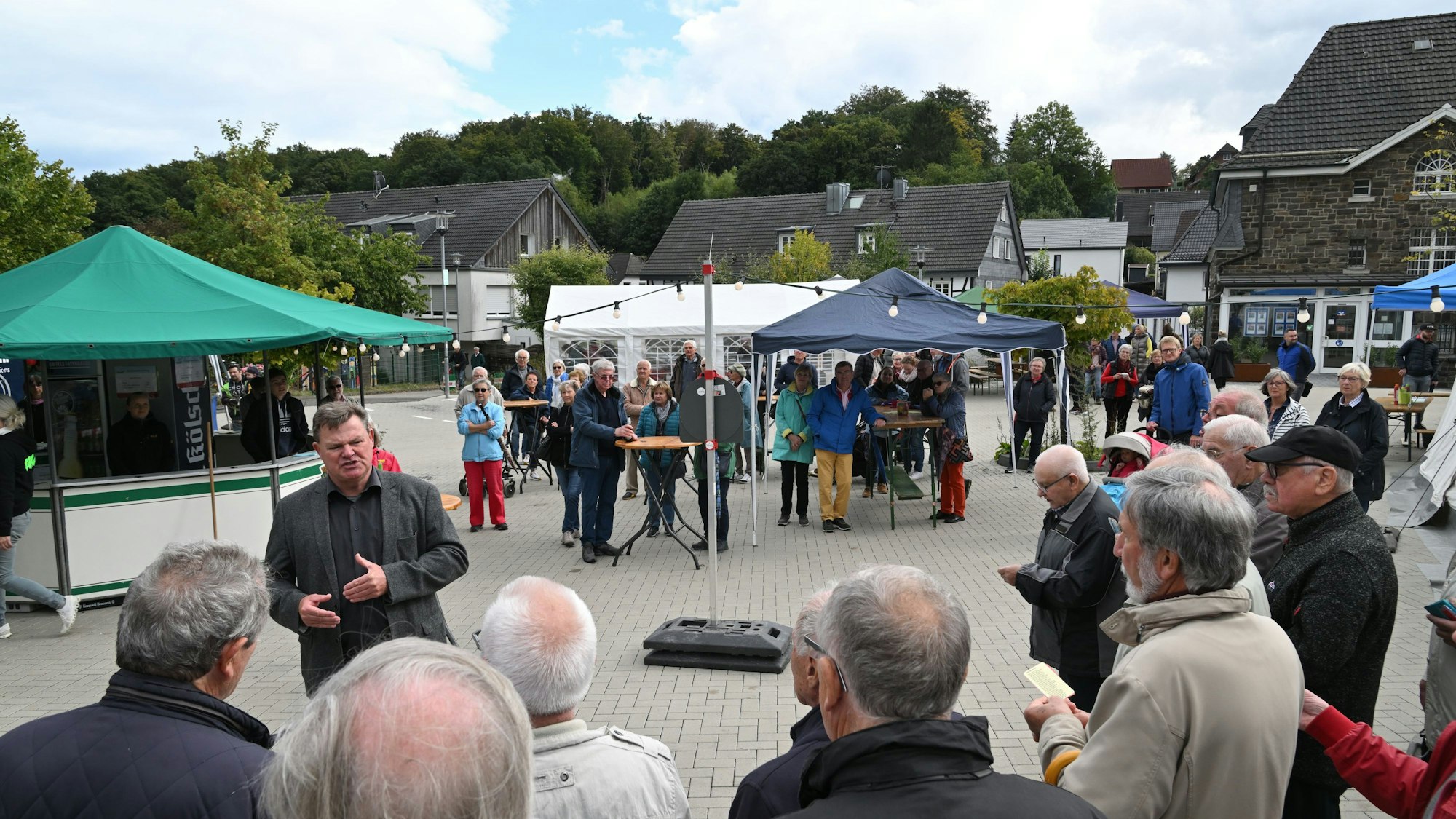 Das Foto zeigt die Einweihung des Biesfelder
